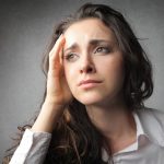 femeie care plânge și te învață să fii din nou fericită