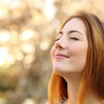 femeie care respiră corect să depășească un atac de panică