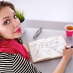 femeie care scrie în jurnal te învață să fii din nou fericită