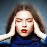 femeie care se contrează să depășească un atac de panică