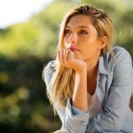 femeie care se gândește la prioritățile ei și te învață să fii din nou fericită