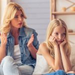 femeie care își critică fetița pentru că nu știe cum îți faci copilul să sufere