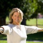 femeie face exercitii fizice in natura si profita de beneficii ale sportului in natura