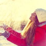 femeie iarna in zapada previne cancerul prin beneficii ale luminii