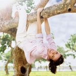 femeie in parc isi oxigeneaza creierul si se bucura de beneficii ale sportului in aer liber