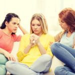 femeie incurajata si consolata de prietene sa depaseasca o trauma