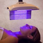 femeie la radiatii ultraviolete beneficii ale luminii fototerapie