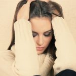 femeie se gandeste si incearca sa isi aminteasca o trauma