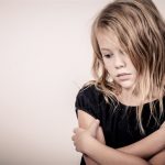 fetiță care se confruntă cu anxietatea la copii