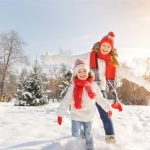 mama și fetița se joacă în zăpadă pentru a reduce anxietatea la copii