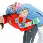 prietene se distreaza si se bucura de beneficii ale sportului in aer liber