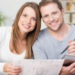 barbat care are incredere in sine si ia decizii impreuna cu iubita