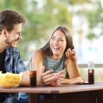 barbat care are simtul umorului si isi face iubita sa rada