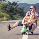 barbat care stie sa se joace cu copiii