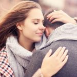 femeie care face fapte bune si urmeaza obiceiuri simple ale oamenilor fericiti