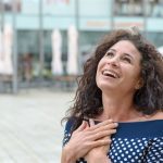 femeie care se bucura de clipa pentru ca stie sa ierte si alte obiceiuri simple ale oamenilor fericiti