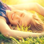 femeie care se simte recunoscatoare pentru ca stie obiceiuri simple ale oamenilor fericiti