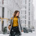 femeie care zambeste cand ninge citate celebre despre optimism