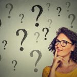 femeie curioasa sa stie obiceiuri simple ale oamenilor obisnuiti