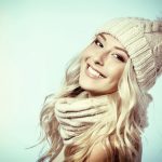 femeie optimista care cunoaste obiceiuri simple ale oamenilor fericiti