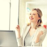 femeie optimista care stie citate celebre despre optimism