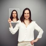 femeie zambitoare si fata ei trista citate celebre despre optimism