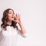 femeie care comunica ce gandeste si isi intretine automotivatia