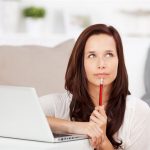 femeie care isi face planuri sa isi creasca automotivatia