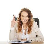 femeie care noteaza ce strategii are sa si creasca automotivatia