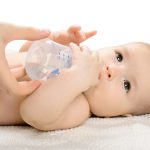 Nu alăpta bebelușul înainte de culcare... se va obișnui așa și nu va adormi altfel