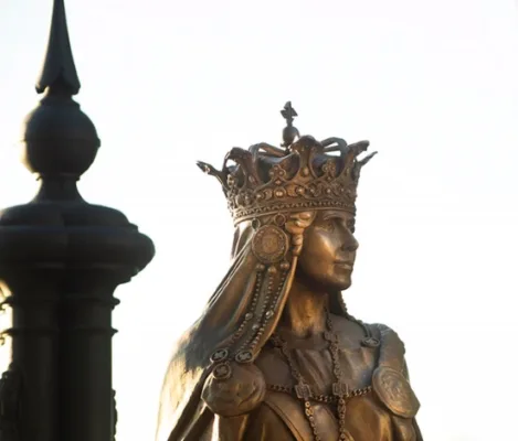statuie regina maria