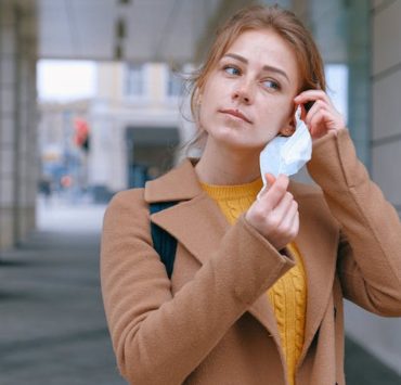 Şi acum ce fac?! Wellbeing si Coronavirus 8 Masca faciala purtata de femeie