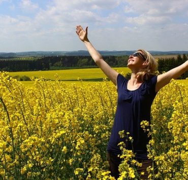 Cum să îți pui spiritualitatea în practică în viața de zi de zi 7 worshipping god 2101347 640