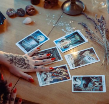 Siguranța viitorului 9 Canva Assorted Tarot Cards On Table