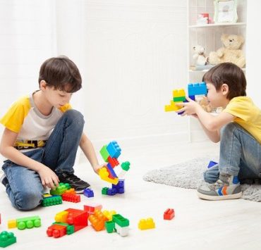 Activități de pe Facebook pentru părinți și copii care #stauacasă 7 kids 4926032 640