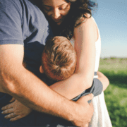 Isabelle-Filliozat-Îmbrățișarea-este-esențială-la-orice-vârstă