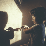 adult-caut-copil-interior