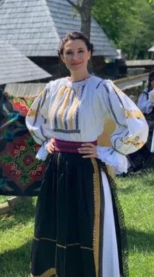 iuliana-tudor-port-traditional-romanesc