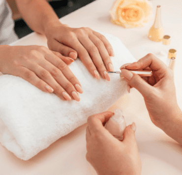 healthy-beautiful-manicure-manicurist