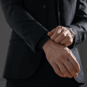 de-ce-ai-nevoie-de-o-cămașă-neagră-în-garderobă