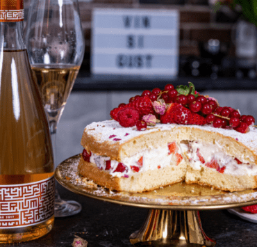 tort-cu-căpșuni-și-trandafiri