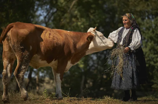Dor de Viscri - primul album fotografic dedicat celui mai îndrăgit sat din România 4 Dor de Viscri_tanti Rafira