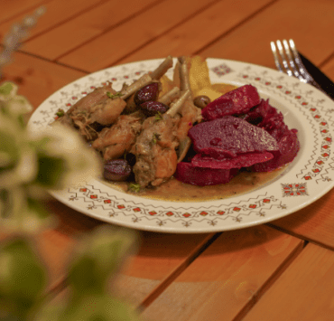 Iepure în sos de vin și ierburi aromatice 7 iepure-în-sos-de-vin-și-ierburi-aromatice