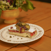 plăcintă-cu-prune-pesto-de-mentă-și-zahăr-brun