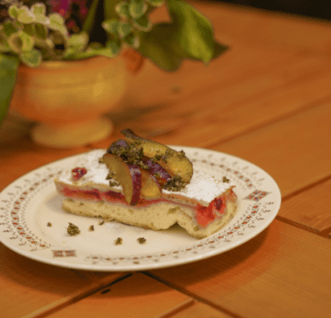 Plăcintă cu prune, pesto de mentă și zahăr brun 8 plăcintă-cu-prune-pesto-de-mentă-și-zahăr-brun