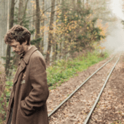 lecții-de-persană-persian-lessons-o-poveste-incredibilă-despre-supraviețuire-și-prietenie-care-a-emoționat-audiența-la-tiff-2021-va-intra-în-cinematografe-din-8-octombrie