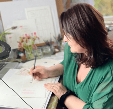 Artista irlandeză Mary Dillon va preda la Școala de Artă și Design Botanic Cembra din Brașov 10 artista-irlandeză-mary-dillon-va-preda-la-școala-de-artă-și-design-botanic-cembra-din-brașov