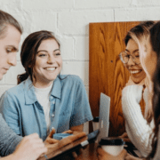 ce-poți-face-să-crești-fericirea-și-productivitatea-angajaților-la-locul-de-muncă-în-2022