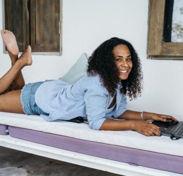 5 bijuterii ușor de purtat și cum să le integrezi în ținutele de zi cu zi 7 5-bijuterii-ușor-de-purtat-și-cum-să-le-integrezi-în-ținutele-de-zi-cu-zi