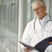 ce-servicii-medicale-trebuie-să-ofere-un-cămin-de-bătrâni